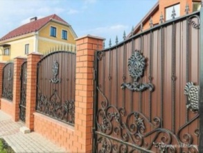 Кирпичный забор с ковкой  150 метров фото в Королёве