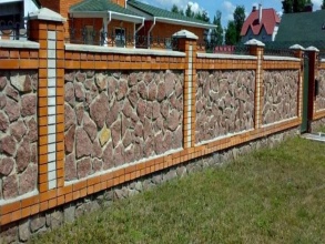 Кирпичный забор с камнем 12 метров фото в Королёве