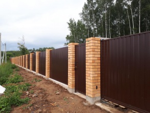 Кирпичный забор на ленточном фундаменте 12 метров фото в Королёве