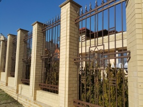 Кирпичный забор с ковкой  10 метров фото в Королёве